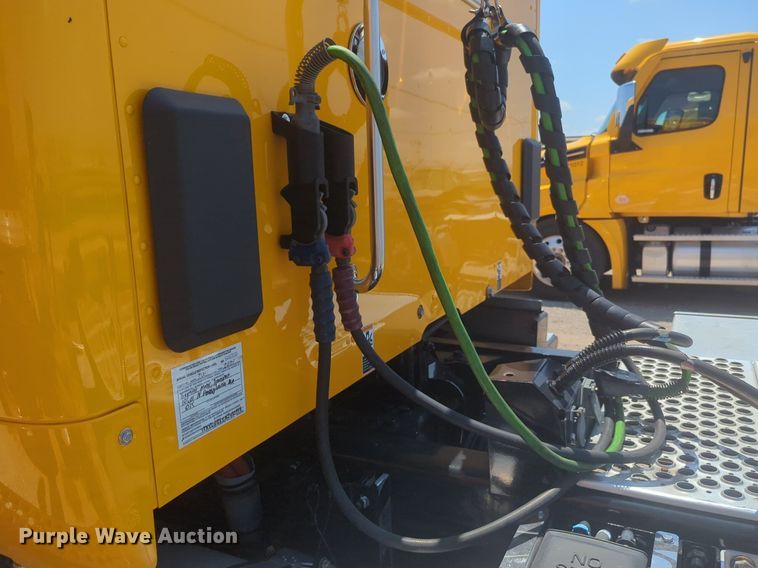 image for item NW9632 2022 Kenworth T680 semi truck