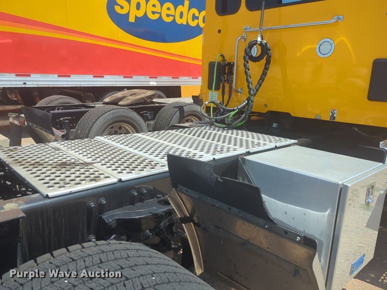 image for item NW9632 2022 Kenworth T680 semi truck