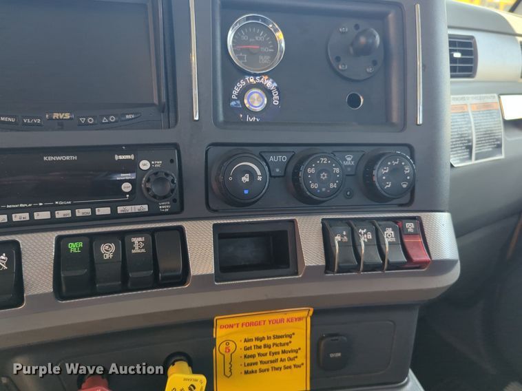 image for item NW9632 2022 Kenworth T680 semi truck