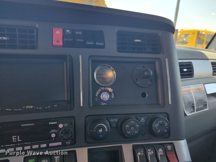 image for item NW9632 2022 Kenworth T680 semi truck