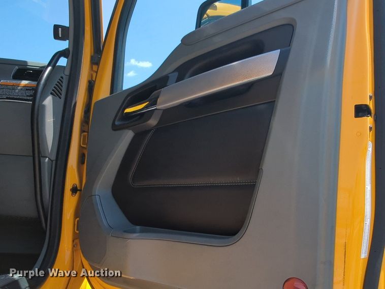 image for item NW9632 2022 Kenworth T680 semi truck