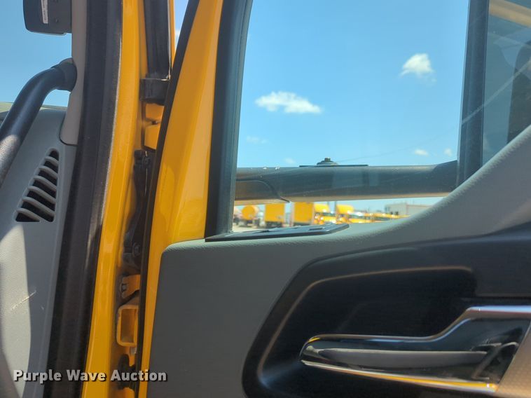 image for item NW9632 2022 Kenworth T680 semi truck