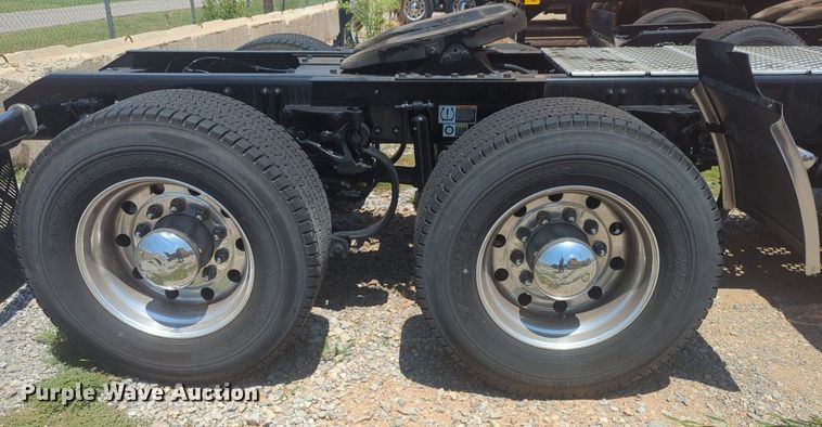 image for item NW9632 2022 Kenworth T680 semi truck