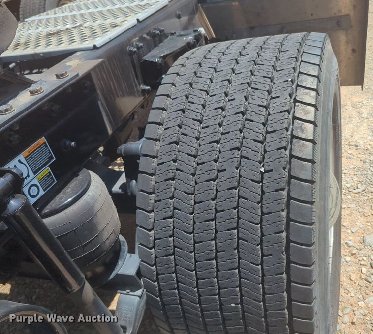 image for item NW9632 2022 Kenworth T680 semi truck