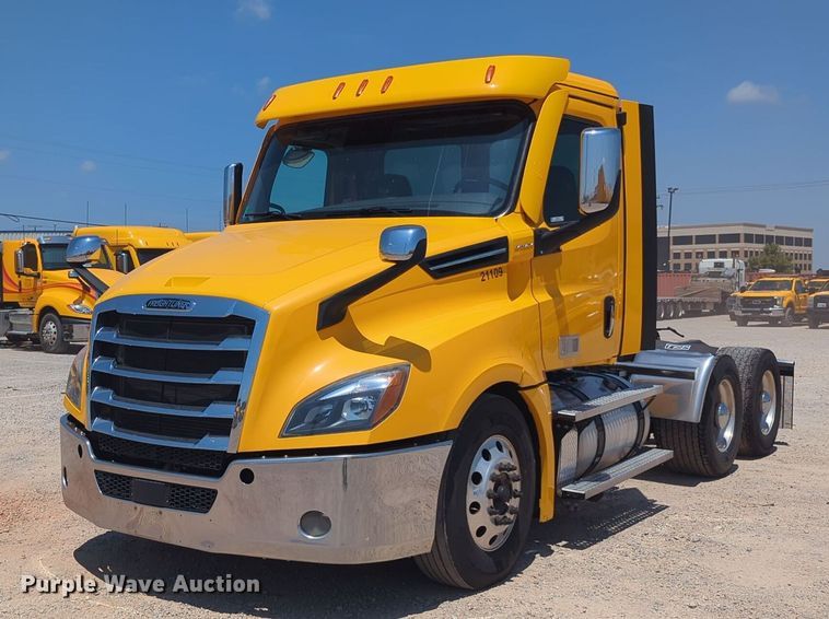 image for item NW9633 2021 Freightliner Cascadia 126 semi truck