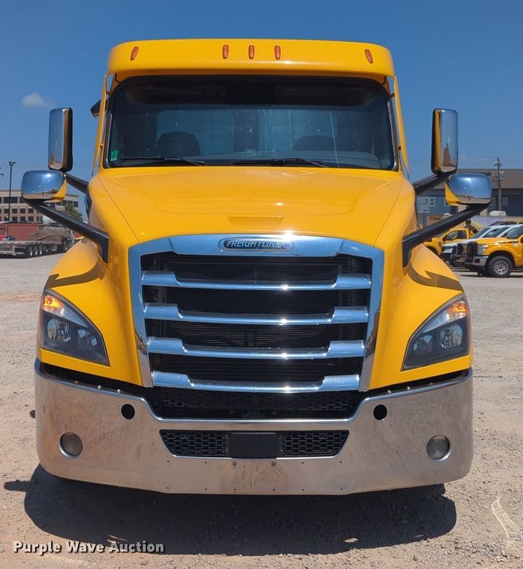 image for item NW9633 2021 Freightliner Cascadia 126 semi truck