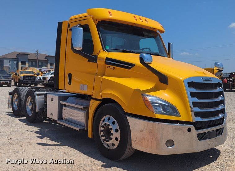 image for item NW9633 2021 Freightliner Cascadia 126 semi truck