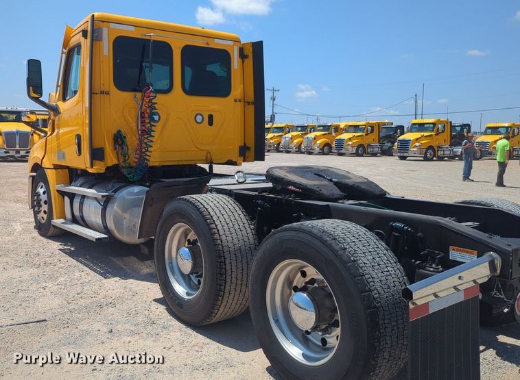 image for item NW9633 2021 Freightliner Cascadia 126 semi truck