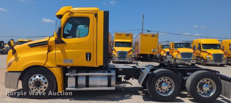 image for item NW9633 2021 Freightliner Cascadia 126 semi truck