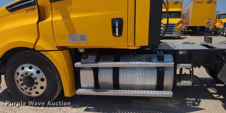 image for item NW9633 2021 Freightliner Cascadia 126 semi truck