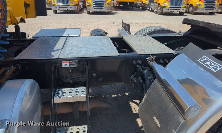 image for item NW9633 2021 Freightliner Cascadia 126 semi truck