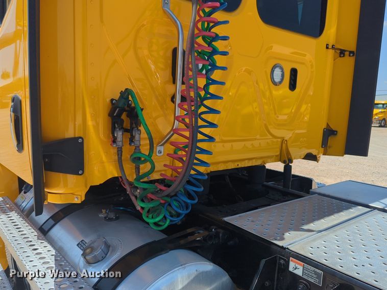 image for item NW9633 2021 Freightliner Cascadia 126 semi truck