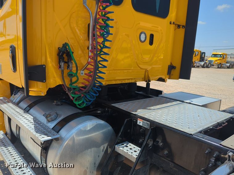 image for item NW9633 2021 Freightliner Cascadia 126 semi truck