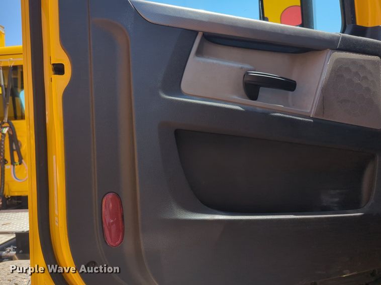 image for item NW9633 2021 Freightliner Cascadia 126 semi truck