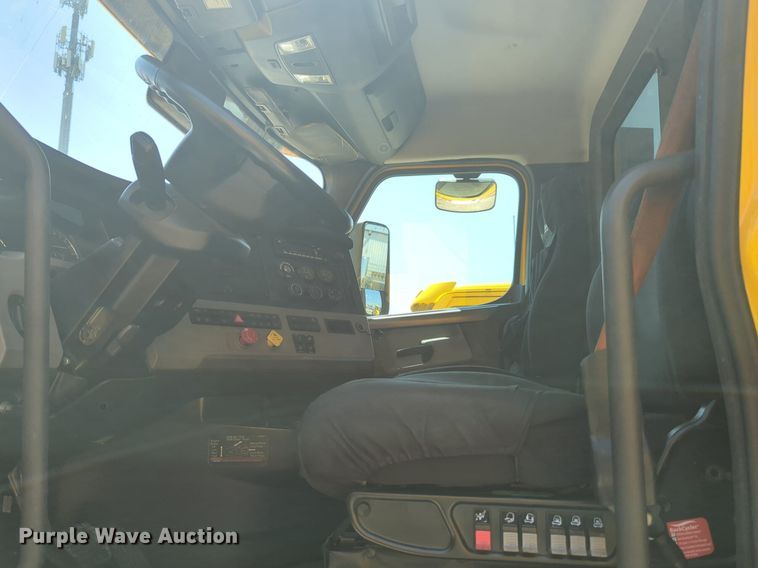 image for item NW9633 2021 Freightliner Cascadia 126 semi truck