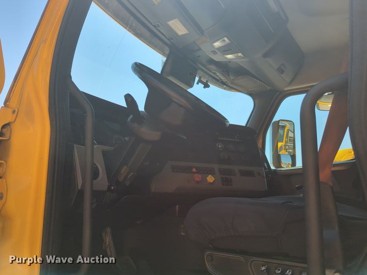 image for item NW9633 2021 Freightliner Cascadia 126 semi truck