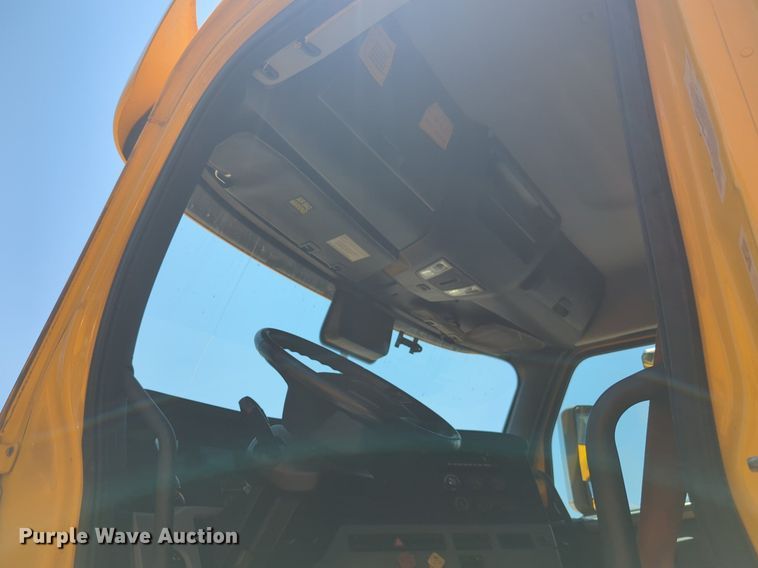 image for item NW9633 2021 Freightliner Cascadia 126 semi truck