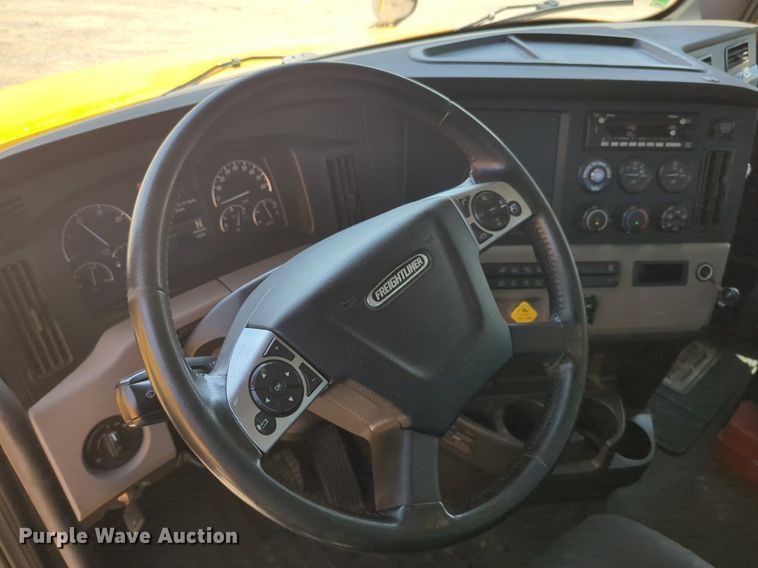 image for item NW9633 2021 Freightliner Cascadia 126 semi truck