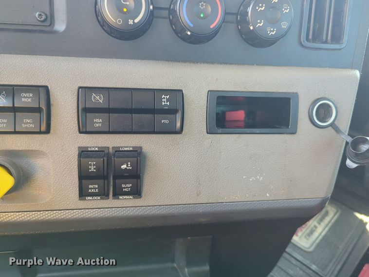 image for item NW9633 2021 Freightliner Cascadia 126 semi truck