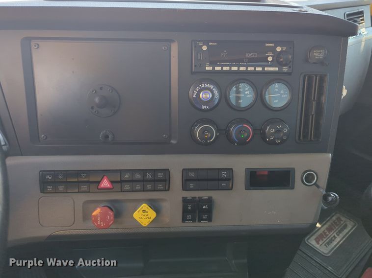 image for item NW9633 2021 Freightliner Cascadia 126 semi truck