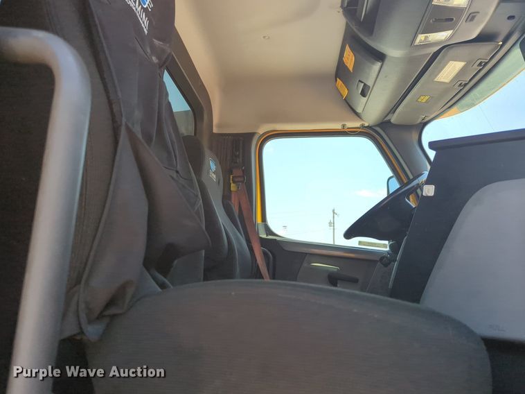 image for item NW9633 2021 Freightliner Cascadia 126 semi truck