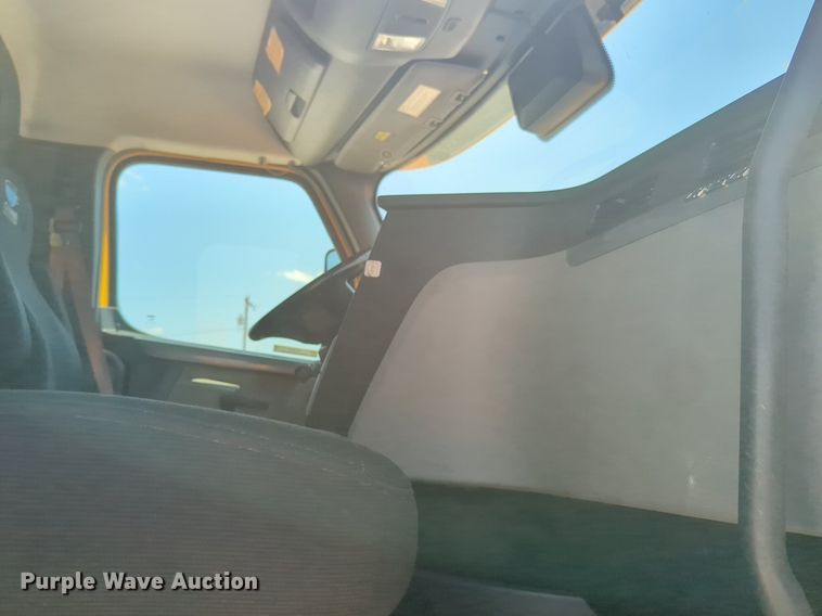 image for item NW9633 2021 Freightliner Cascadia 126 semi truck