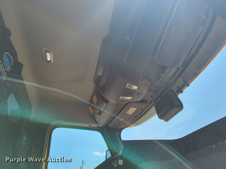 image for item NW9633 2021 Freightliner Cascadia 126 semi truck