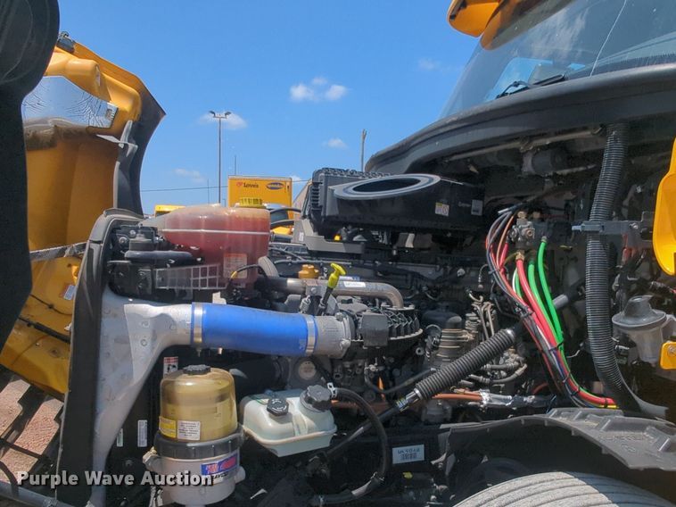 image for item NW9633 2021 Freightliner Cascadia 126 semi truck