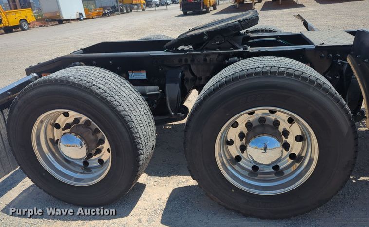 image for item NW9633 2021 Freightliner Cascadia 126 semi truck