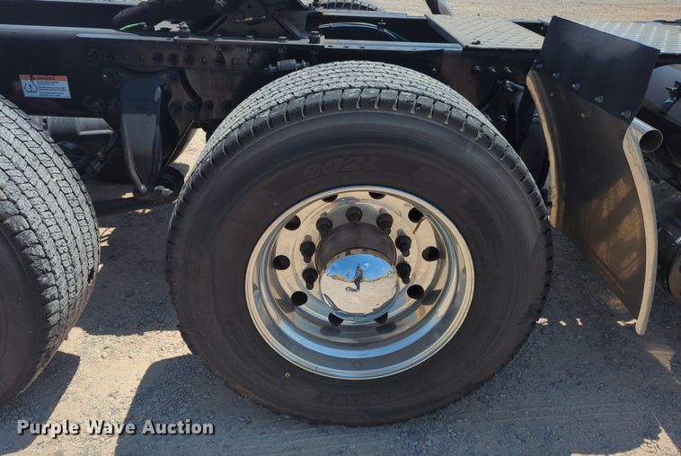 image for item NW9633 2021 Freightliner Cascadia 126 semi truck