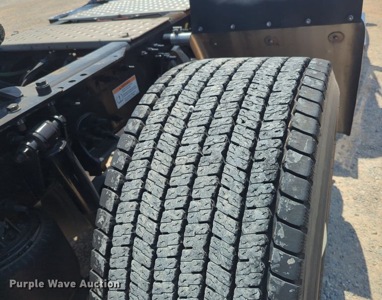 image for item NW9633 2021 Freightliner Cascadia 126 semi truck