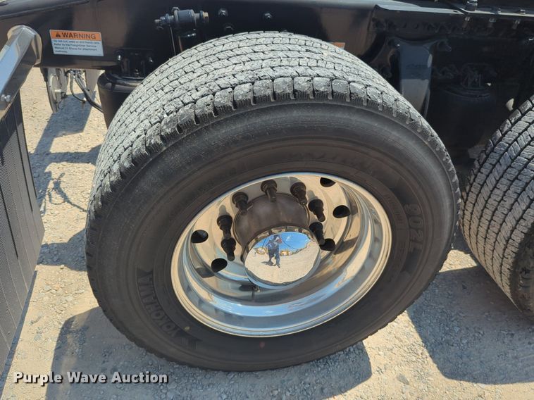 image for item NW9633 2021 Freightliner Cascadia 126 semi truck