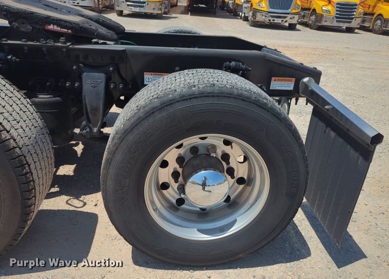 image for item NW9633 2021 Freightliner Cascadia 126 semi truck