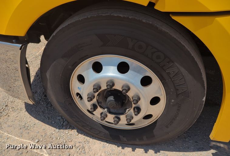 image for item NW9633 2021 Freightliner Cascadia 126 semi truck