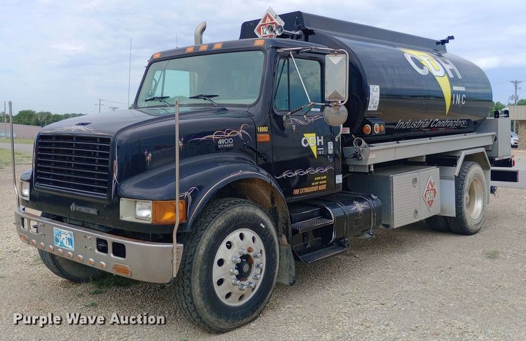image for item NY9314 2001 International  4900 fuel / lube truck