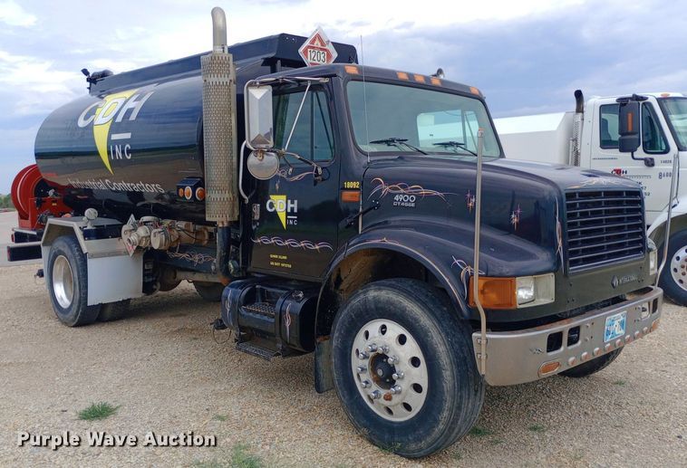 image for item NY9314 2001 International  4900 fuel / lube truck