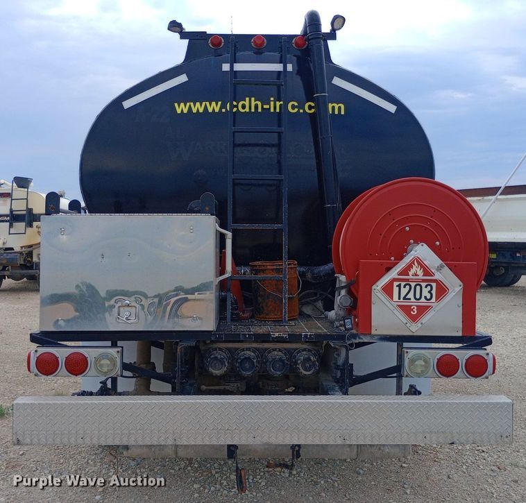 image for item NY9314 2001 International  4900 fuel / lube truck