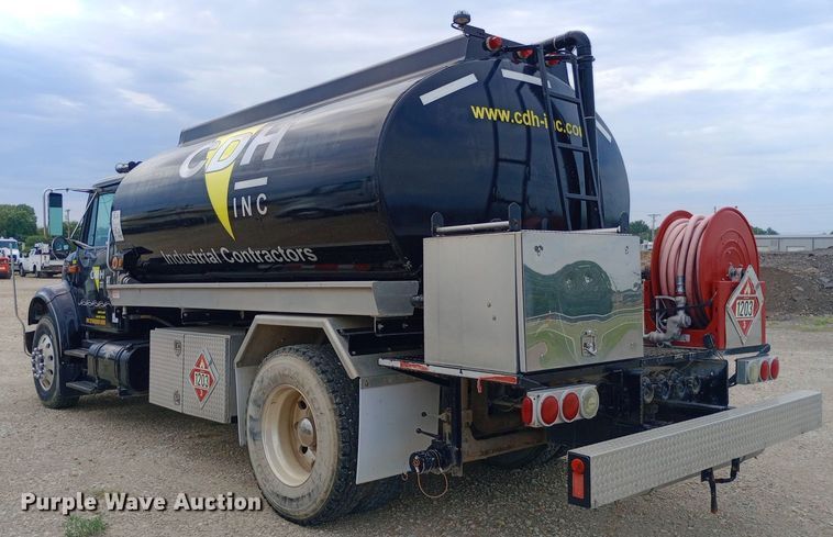 image for item NY9314 2001 International  4900 fuel / lube truck