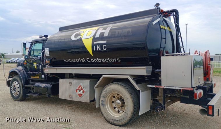 image for item NY9314 2001 International  4900 fuel / lube truck
