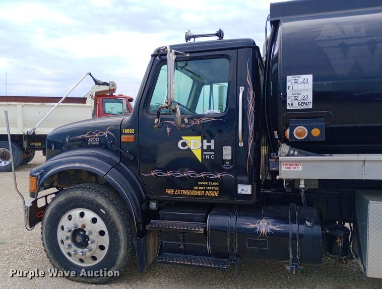 image for item NY9314 2001 International  4900 fuel / lube truck