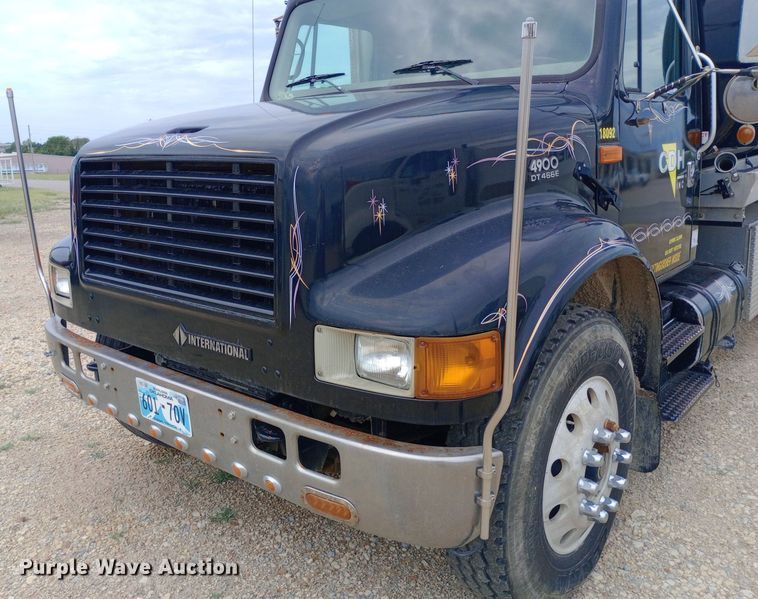 image for item NY9314 2001 International  4900 fuel / lube truck