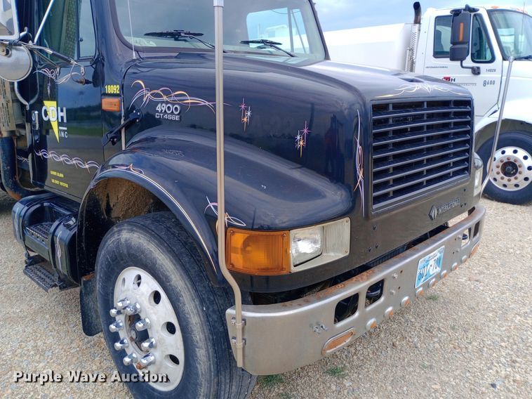image for item NY9314 2001 International  4900 fuel / lube truck