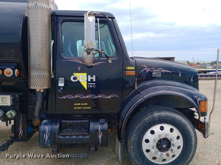 image for item NY9314 2001 International  4900 fuel / lube truck