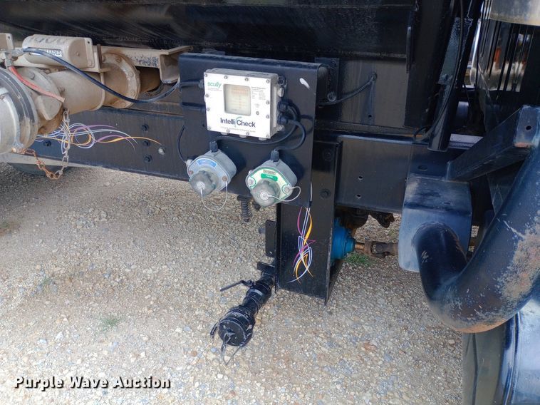 image for item NY9314 2001 International  4900 fuel / lube truck