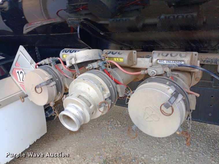 image for item NY9314 2001 International  4900 fuel / lube truck