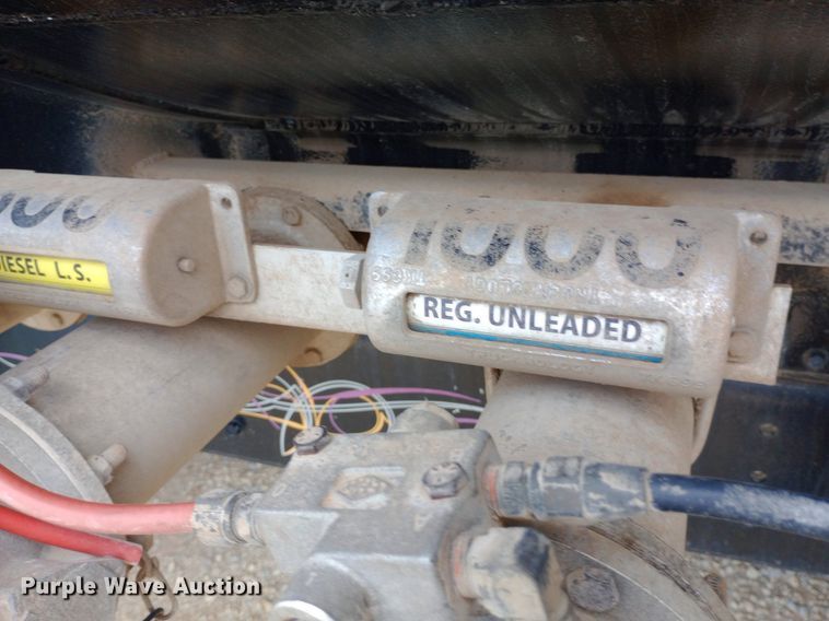 image for item NY9314 2001 International  4900 fuel / lube truck