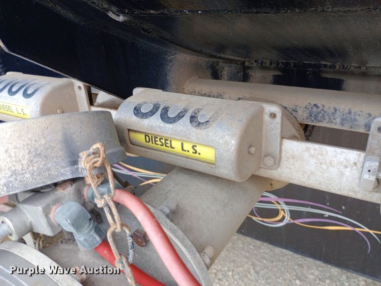 image for item NY9314 2001 International  4900 fuel / lube truck