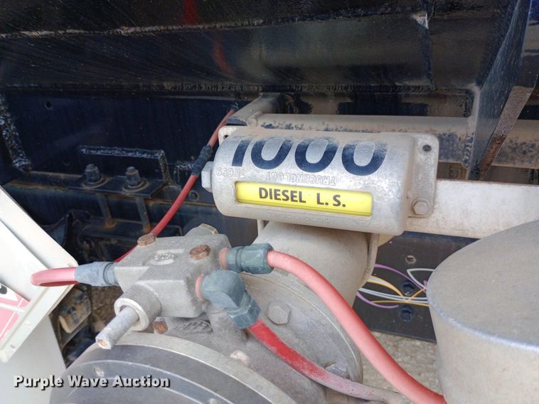 image for item NY9314 2001 International  4900 fuel / lube truck