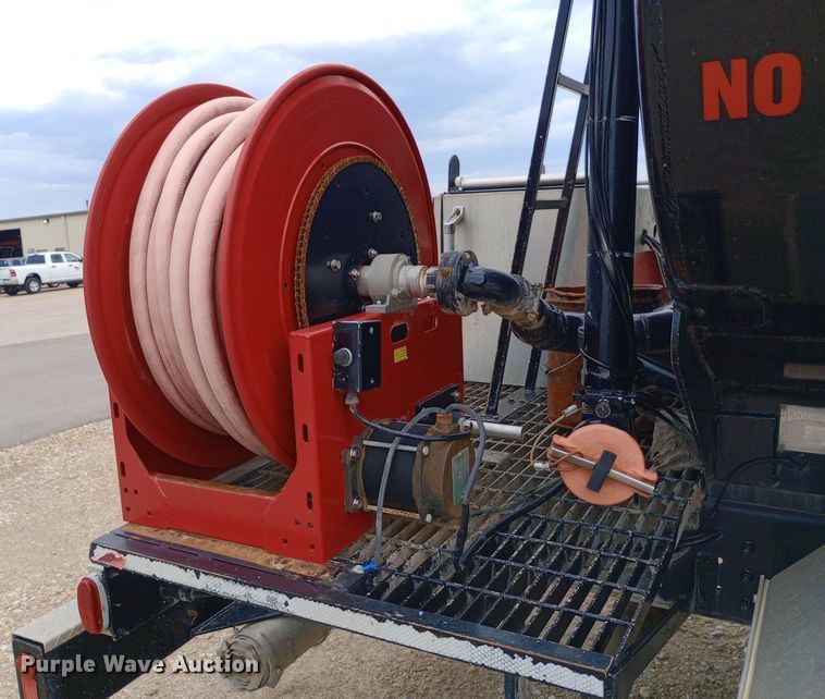 image for item NY9314 2001 International  4900 fuel / lube truck