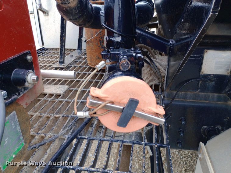 image for item NY9314 2001 International  4900 fuel / lube truck